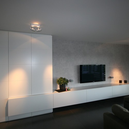 Notre client souhaitait une armoire sur mesure qui lui offrirait un espace de rangement maximal, mais qui permettrait néanmoins au living de ‘respirer’. L’armoire suspendue qui se fond dans l